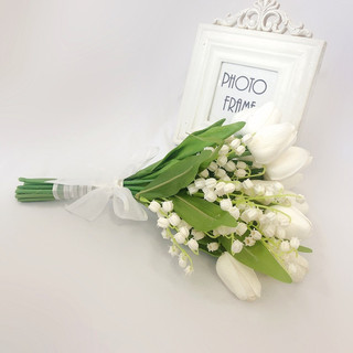 Bó hoa cưới cầm tay cô dâu hoa linh lan và tulip trắng kèm lụa satin trong CEVERIA