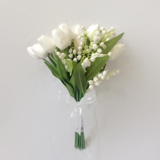 Bó hoa cưới cầm tay cô dâu hoa linh lan và tulip trắng kèm lụa satin trong CEVERIA