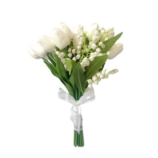 Bó hoa cưới cầm tay cô dâu hoa linh lan và tulip trắng kèm lụa satin trong CEVERIA