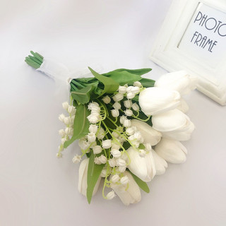 Bó hoa cưới cầm tay cô dâu hoa linh lan và tulip trắng kèm lụa satin trong CEVERIA