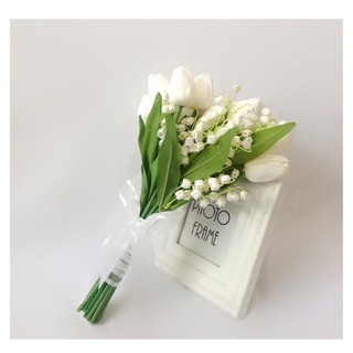 Bó hoa cưới cầm tay cô dâu hoa linh lan và tulip trắng kèm lụa satin trong CEVERIA