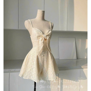 Jumsuits nữ thời trang mặc đi chơi chất ren y mẫu hai dây phối xoắn nơ ngực quần đùi ống rộng hai lớp cap cấp
