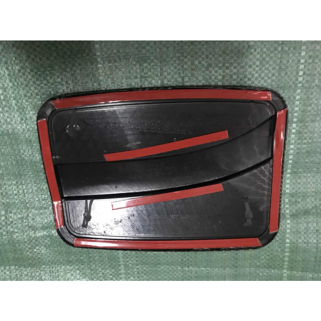 Ốp nắp bình xăng xe Mitsubishi Xpander 2018, 2019, 2020, 2021, 2022, 2023, 2024, 2025 nhựa vân carbon cao cấp