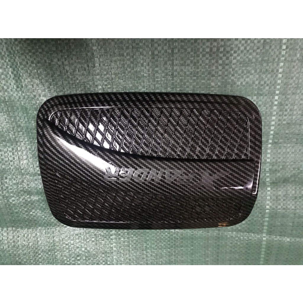 Ốp nắp bình xăng xe Mitsubishi Xpander 2018, 2019, 2020, 2021, 2022, 2023, 2024, 2025 nhựa vân carbon cao cấp
