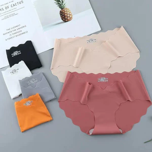 Larosa Quần Chip Cho Mẹ Bầu Cạp Chéo Su Đúc Không Đường Viền Kháng Khuẩn - LA99Q