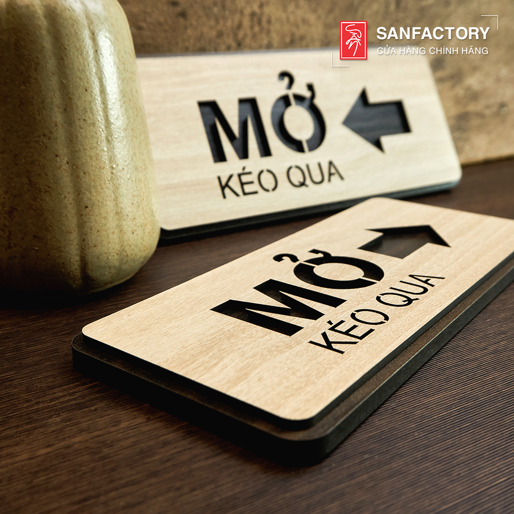 Biển chỉ hướng đóng mở cửa lùa (kéo qua trái - qua phải) chất liệu gỗ dán tường có sẵn băn dính