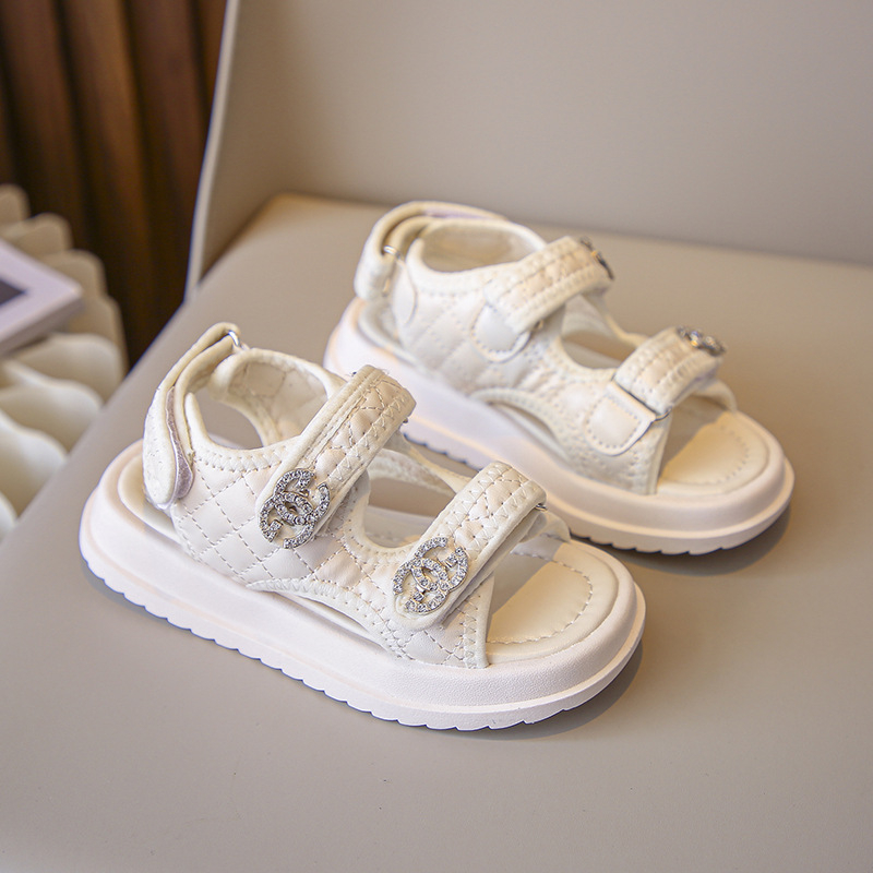 Giày Sandal Cho Bé Gái 5 Tuổi: Top Kiểu Dáng Đẹp, Êm Chân, Bé Đi Là Thích Mê!