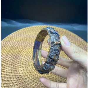 Vòng tay trầm hương, dạng nhiều miếng ghép lại, hình 12 con giáp, trầm sánh chìm, đẹp lạ phong thủy