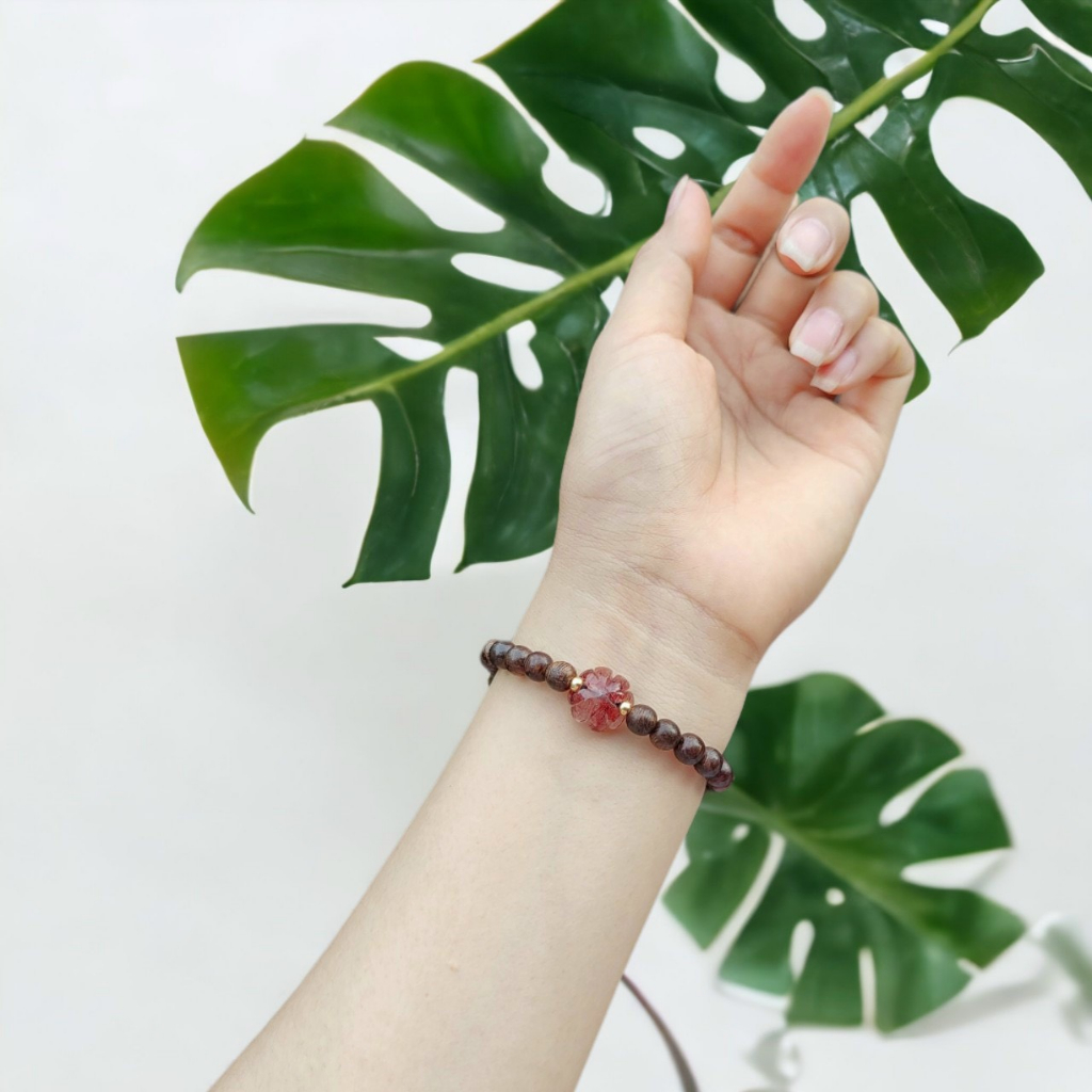 Vòng tay bằng trầm hương tốc tự nhiên-6ly mix đá thạch anh đỏ-giành cho nữ-đẹp-nhẹ nhàng và dễ thương.