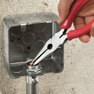 Kìm mỏ dài Milwaukee 48-22-6101 Chống rỉ sắt, nắm thoải mái, đúc rèn bền chắc. 8" Long Nose Pliers