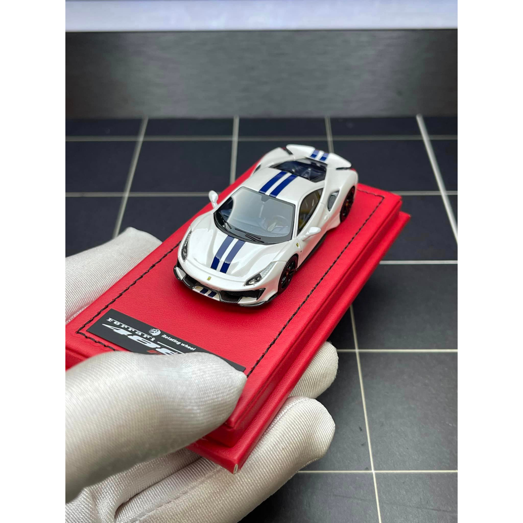MÔ HÌNH 1:64 ROTATING WHEEL - Ferrari 488 Pista White Blue