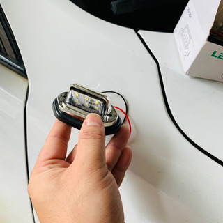 Đèn led soi biển số xe tải dùng chung điện 12v và 24v