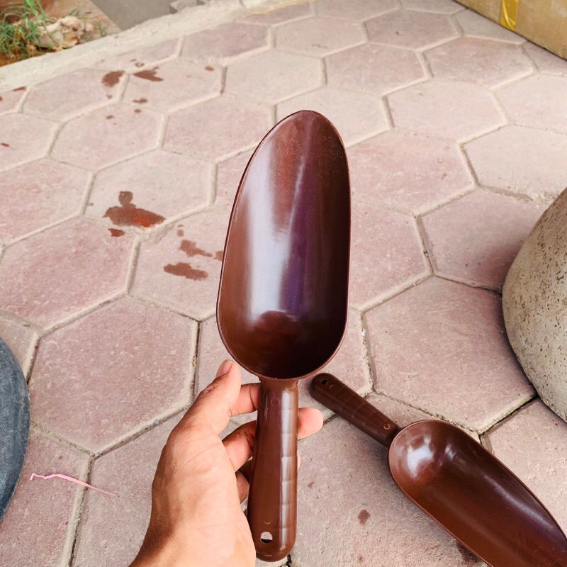 Xẻng nhựa màu nâu (30*10cm),xẻng xúc tiện dụng cho gia đình ạ