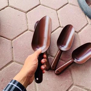 Xẻng nhựa màu nâu (30*10cm),xẻng xúc tiện dụng cho gia đình ạ