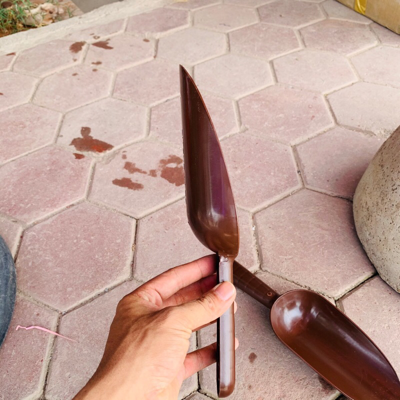 Xẻng nhựa màu nâu (30*10cm),xẻng xúc tiện dụng cho gia đình ạ