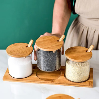 (Loại 1- xịn hộp của hãng) Sét 3 lọ gia vị thủy tinh kèm khay - có nắp đậy và muỗng - gỗ tre cao cấp