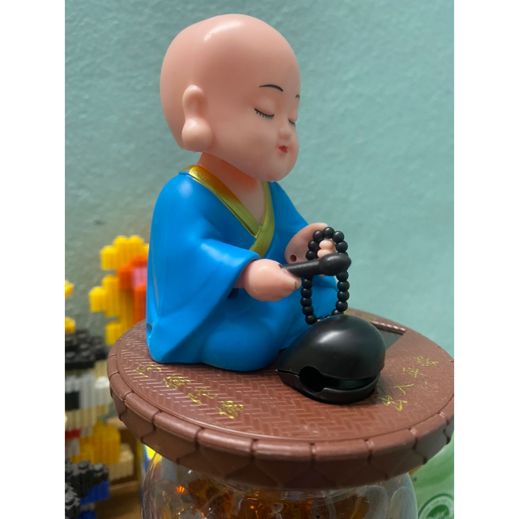 {màu xanh} tượng chú tiểu năng lượng mặt trời gõ mõ, gật đấu | Shopee ...