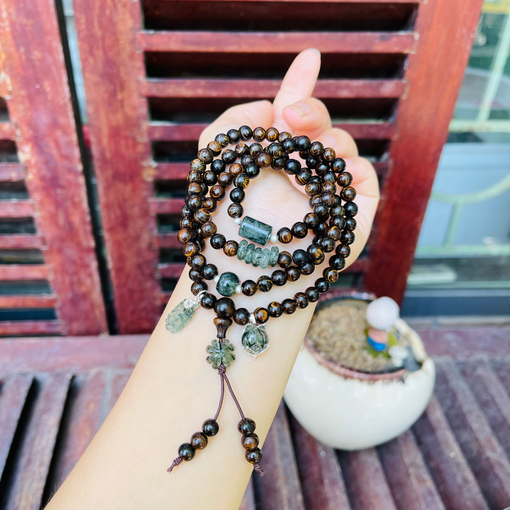 Chuỗi trầm hương sánh chìm có hộp 6ly 108 hạt mix charm ngũ điếu+lu+điếu mập+ cỏ+bàn tính+hồ ly móc bạc.
