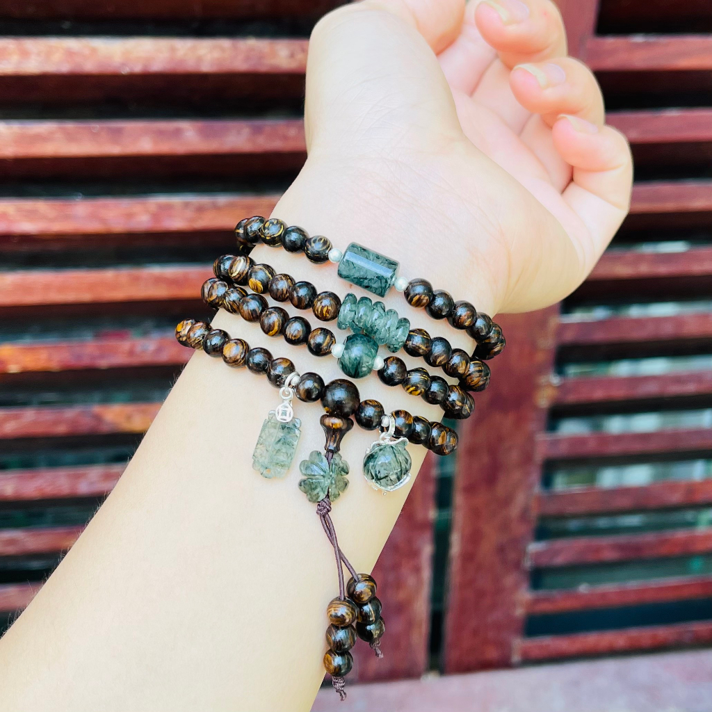 Chuỗi trầm hương sánh chìm có hộp 6ly 108 hạt mix charm ngũ điếu+lu+điếu mập+ cỏ+bàn tính+hồ ly móc bạc.