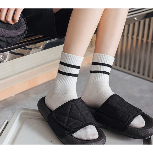 Vớ Tất Nam Nữ Kẻ Sọc cổ lửng phong cách trẻ trung, năng động.