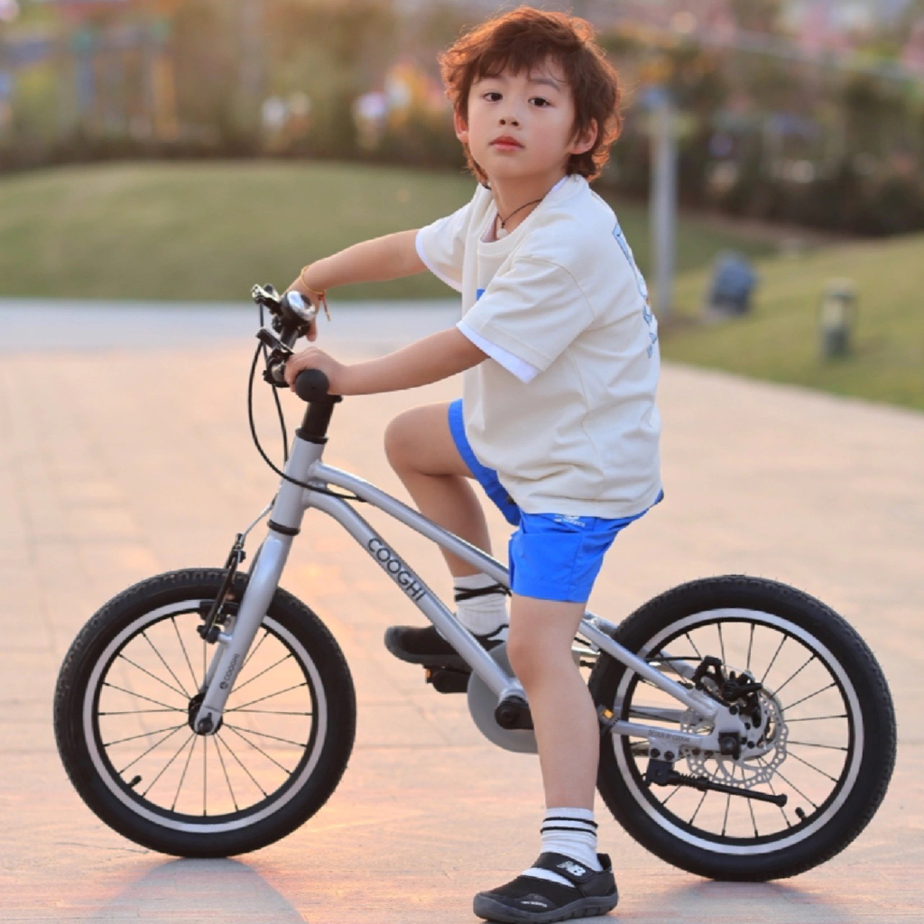Xe đạp cho bé Cooghi F3, khung nhôm 6061 siêu nhẹ 1.75kg, có bánh phụ