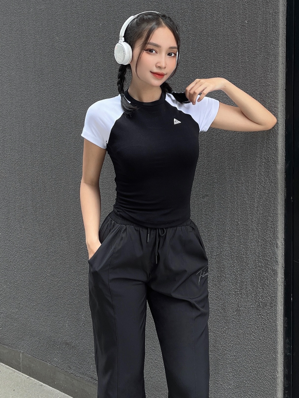 Ảnh Bộ đồ tập thể thao Fitme áo thun Raglan Đen - Trắng quần jogger Đen 1