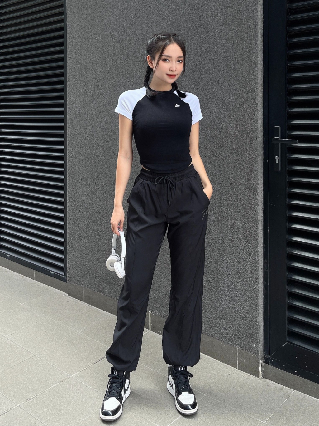 Ảnh Bộ đồ tập thể thao Fitme áo thun Raglan Đen - Trắng quần jogger Đen 3