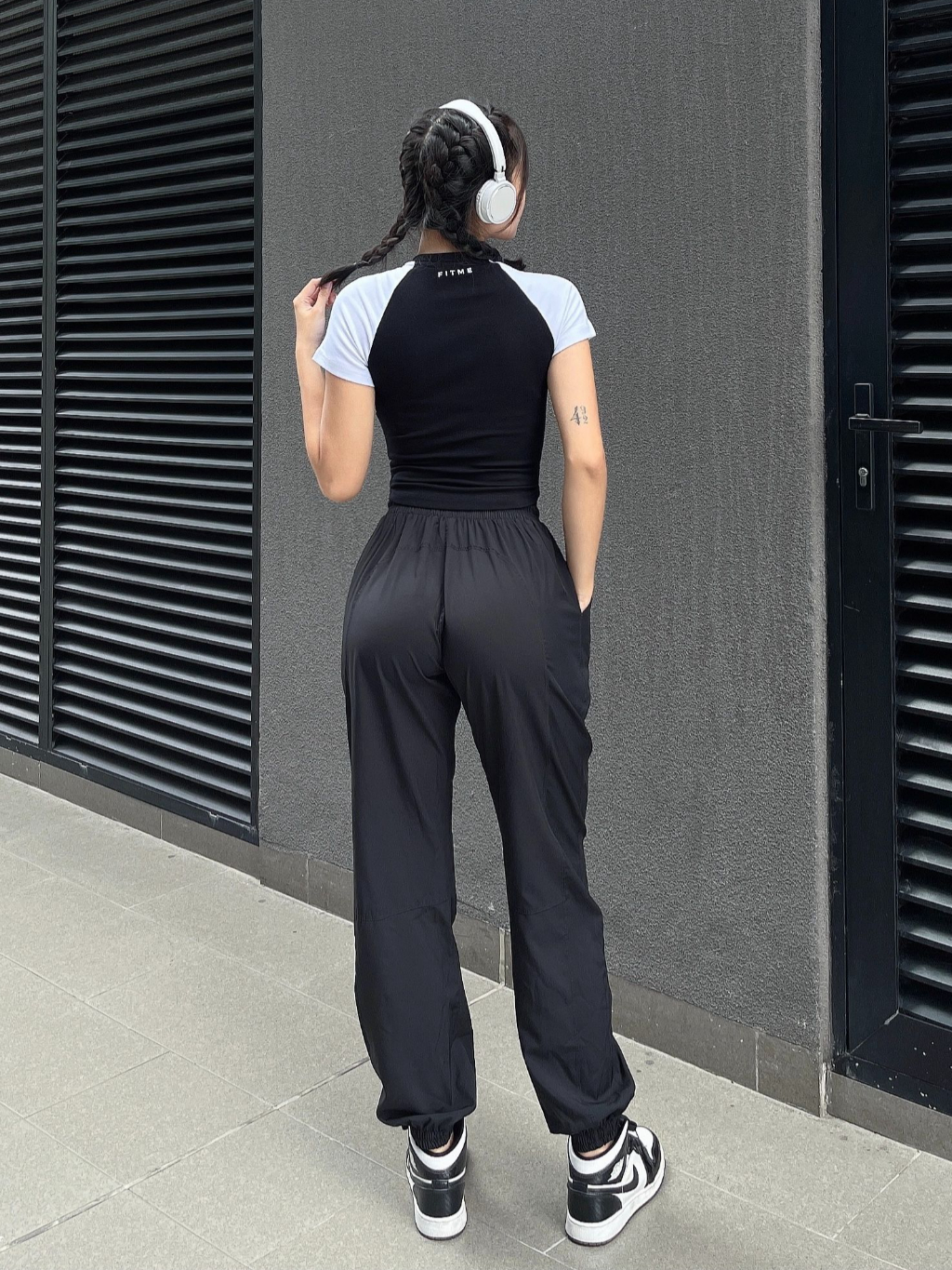 Ảnh Bộ đồ tập thể thao Fitme áo thun Raglan Đen - Trắng quần jogger Đen 4