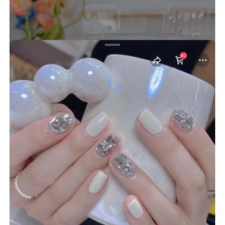 Móng tay giả thiết kế màu trắng đính đá, nail box theo yêu cầu