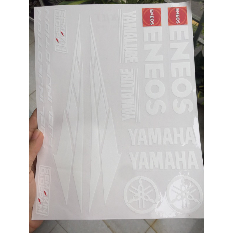 Bộ Yamaha chữ trắng nền trong suốt. Cực kì đẹp và sắc nét. Decal chống nước, không bay màu. Tem UV cao cấp