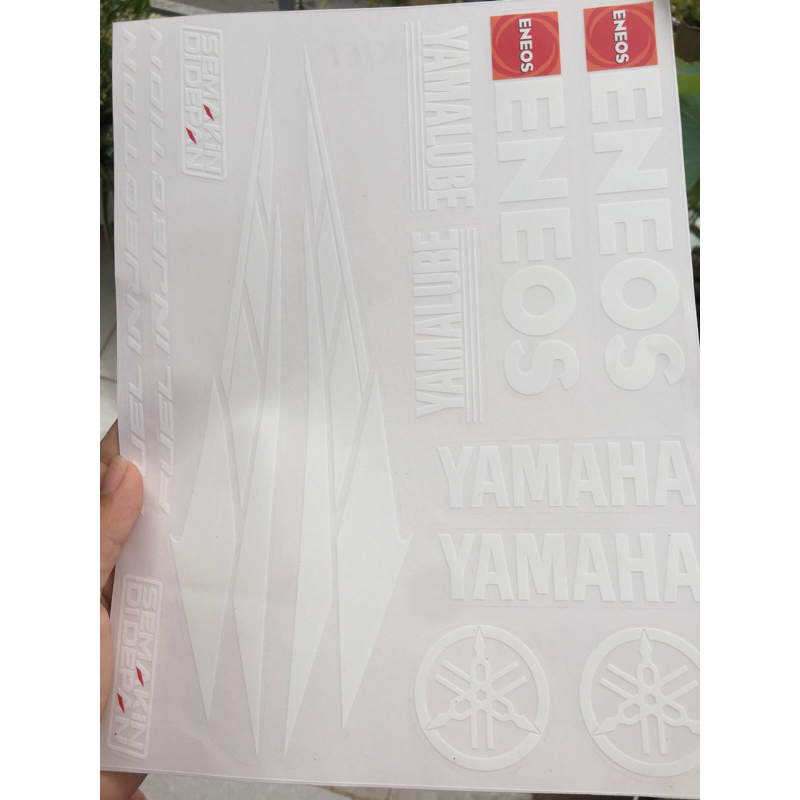 Bộ Yamaha chữ trắng nền trong suốt. Cực kì đẹp và sắc nét. Decal chống nước, không bay màu. Tem UV cao cấp