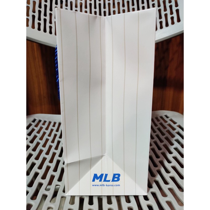 Túi giấy có quai MLB đựng đồ hãng size medium vừa mũ túi nhỏ