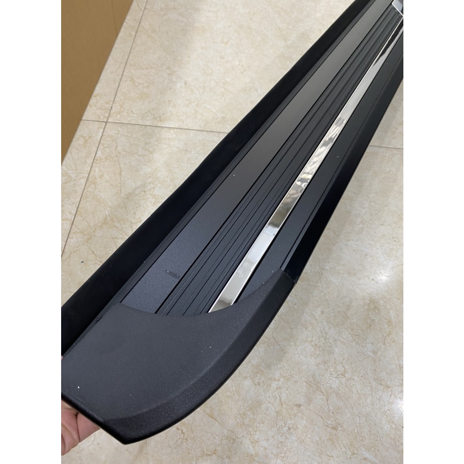 Bậc lên xuống xe Huyndai Santafe 2019-2025, Bậc dẫm mẫu đen đúc chỉ inox cao cấp