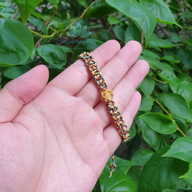 [Đã Gia Trì] Vòng Tay Chỉ Ngũ Sắc Charm Hoa Sen Vàng