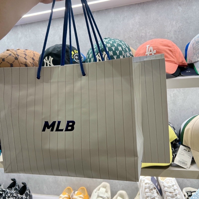 Túi giấy có quai MLB đựng đồ hãng size medium vừa mũ túi nhỏ