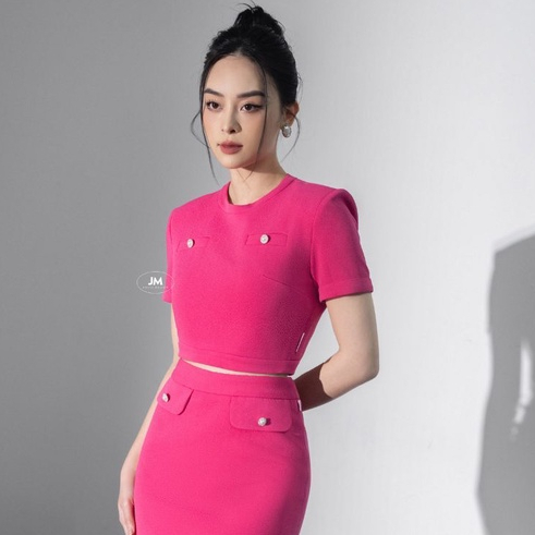 Áo thiết kế JM Dress Design cổ tròn tay ngắn 2 túi cơi giả chát liệu len có khả năng giữ ấm tốt và mềm mại 2T51.2209SP spe