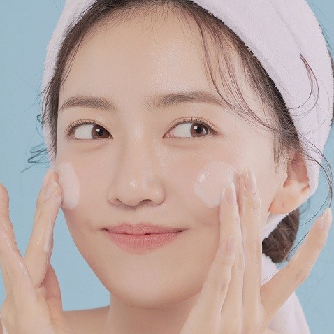 Sữa Rửa Mặt Tạo Bọt Làm Sạch Sâu Da Kumano Cyclear Vitamin C Enzyeme Facial Foam (130G)