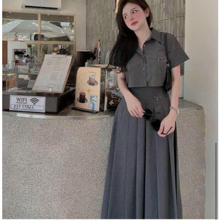 Sét váy công sở thời trang chất cotton lạnh áo croptop sơmi tay ngắn đính logo mix chân váy maxi xếp ly cao cấp