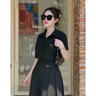 Sét váy công sở thời trang chất cotton lạnh áo croptop sơmi tay ngắn đính logo mix chân váy maxi xếp ly cao cấp