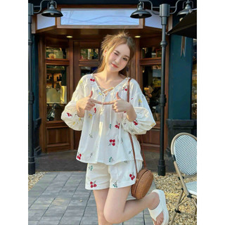 Sét bộ nữ mặc đi chơi đi biển mát mẻ chất lụa ý in hoa áo cổ V tay lỡ phồng mix quần đùi lưng chun