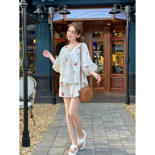 Sét bộ nữ mặc đi chơi đi biển mát mẻ chất lụa ý in hoa áo cổ V tay lỡ phồng mix quần đùi lưng chun