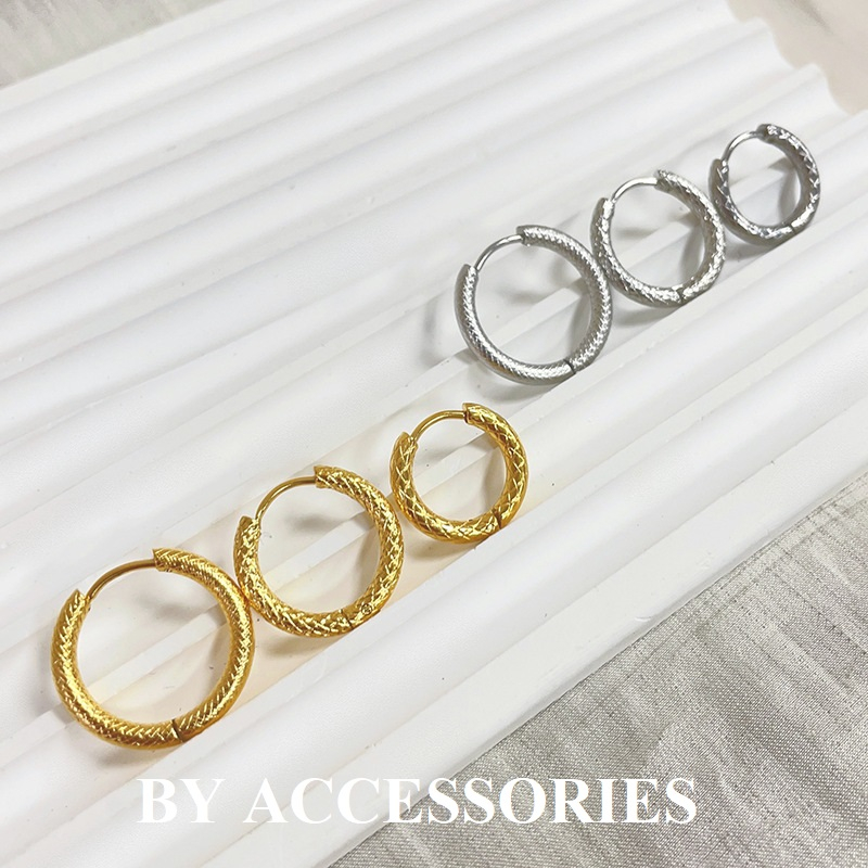 Bông tai nữ unisex titan kiểu tròn bề mặt chạm chéo mạ vàng không gỉ WE2315 (1 ĐÔI)