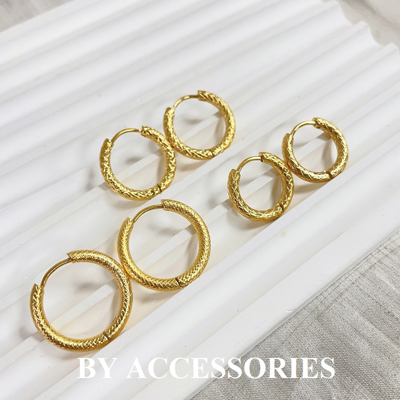 Bông tai nữ unisex titan kiểu tròn bề mặt chạm chéo mạ vàng không gỉ WE2315 (1 ĐÔI)