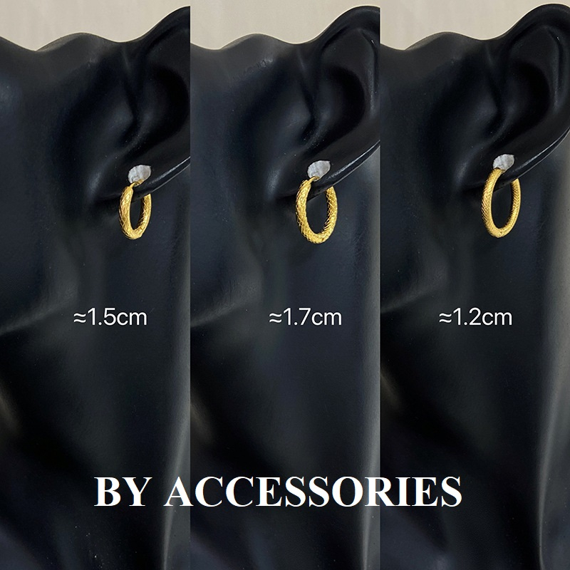 Bông tai nữ unisex titan kiểu tròn bề mặt chạm chéo mạ vàng không gỉ WE2315 (1 ĐÔI)