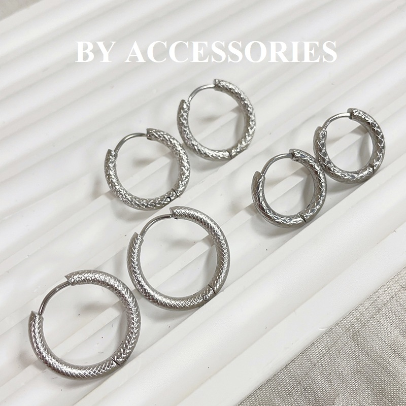 Bông tai nữ unisex titan kiểu tròn bề mặt chạm chéo mạ vàng không gỉ WE2315 (1 ĐÔI)