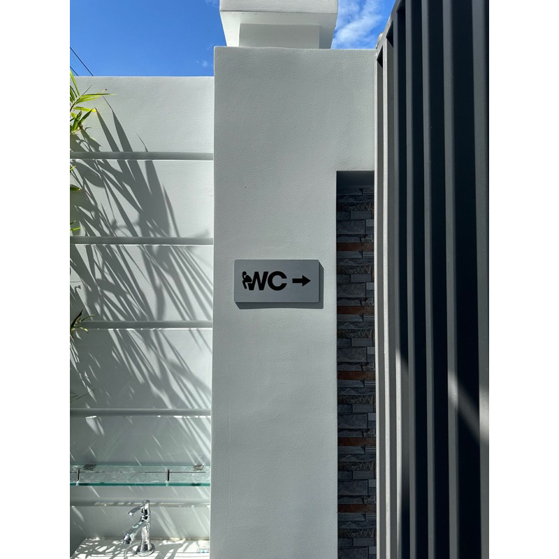 Bảng toilet có mũi tên chỉ hướng khu vực WC bằng nhôm alu