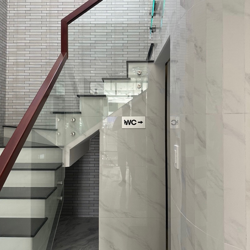 Bảng toilet có mũi tên chỉ hướng khu vực WC bằng nhôm alu
