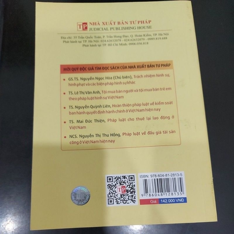 Sách - Thi hành án đối với quyển sử dụng đất theo pháp luật Việt Nam hiện hành (NXB Tư pháp)