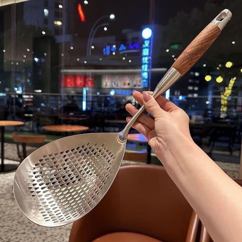 MUÔI THỦNG INOX - MUÔI VỚT LẨU SIÊU TO CÁN GỖ 41cm Cực Sịn | Shopee ...
