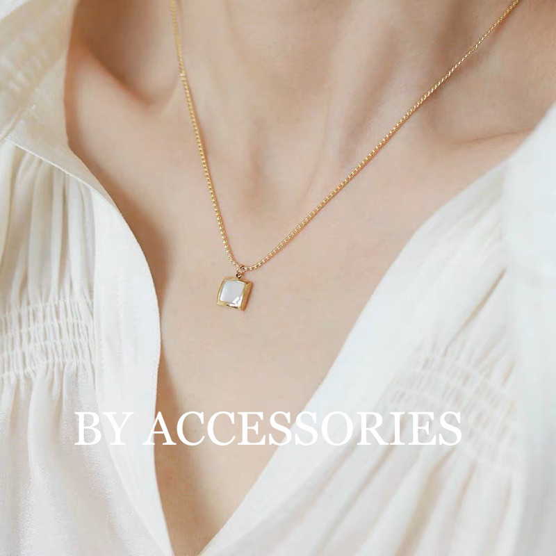 Dây chuyền nữ titan xích xoắn mảnh mạ vàng 18K phối mặt hình học vuông khảm vỏ sò vintage không gỉ WN2351